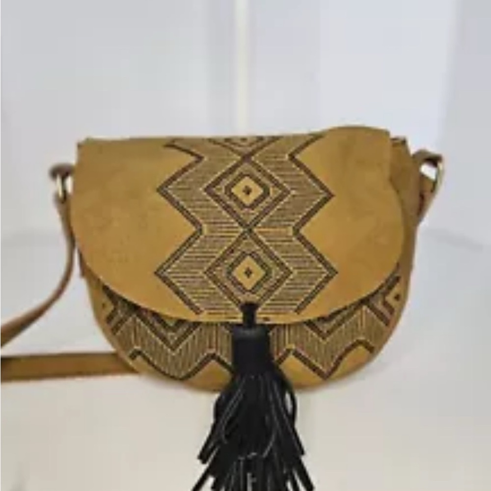 Free People crossbody real suede “Wildes” bag. EUC. So cute and light! Soldout!
